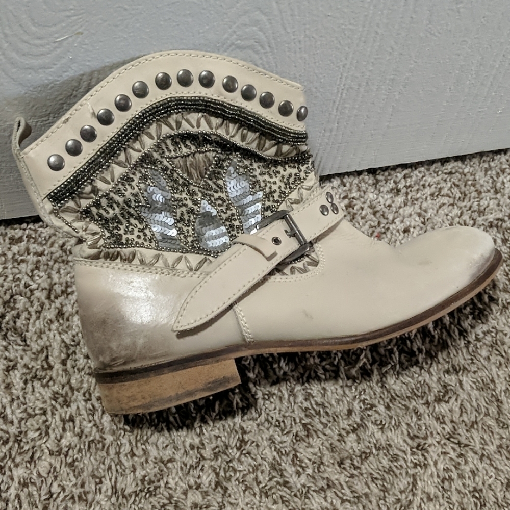 Buckle boots